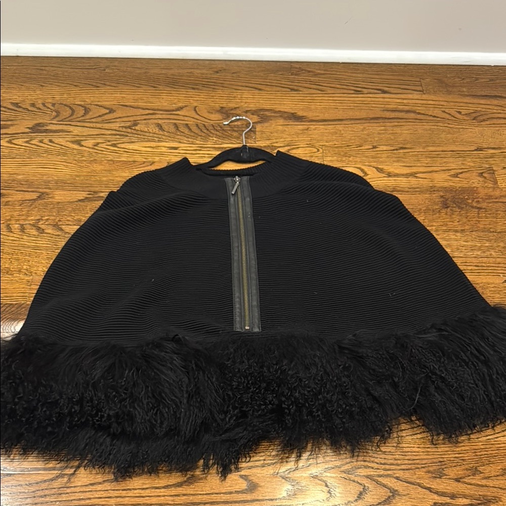 EUC NANETTE LEPORE Chic Black Cape with FUR Detail